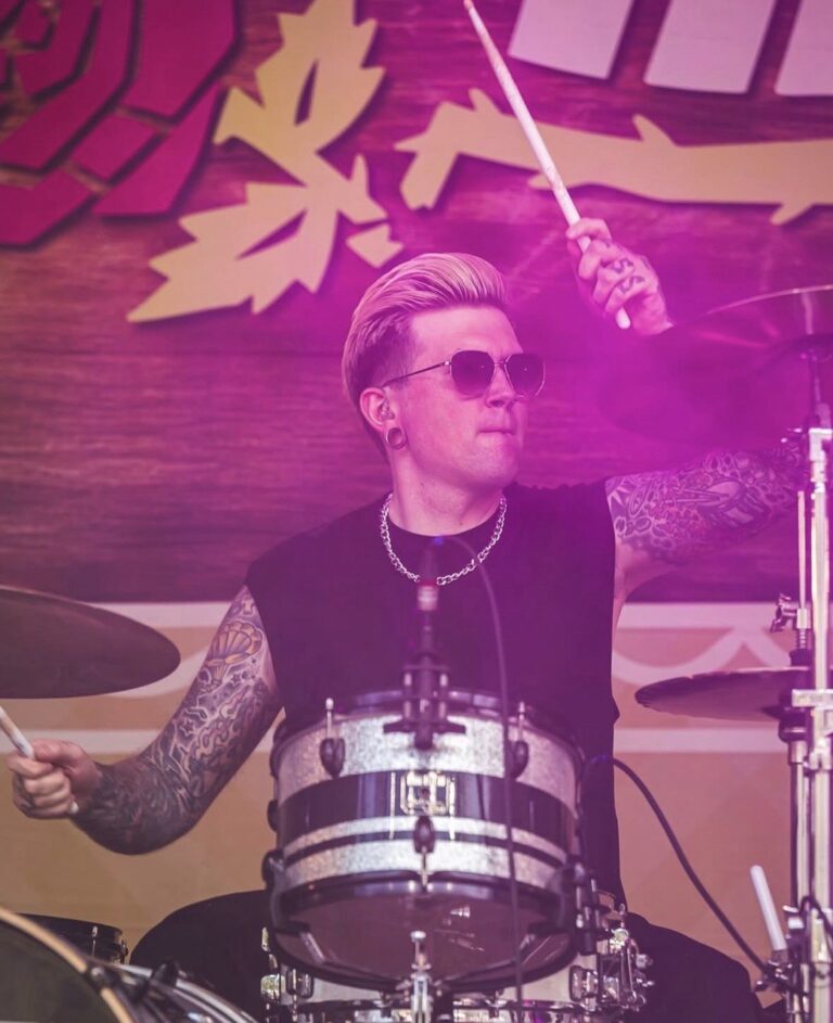 Musiker Johnny Mortis spielt Schlagzeug